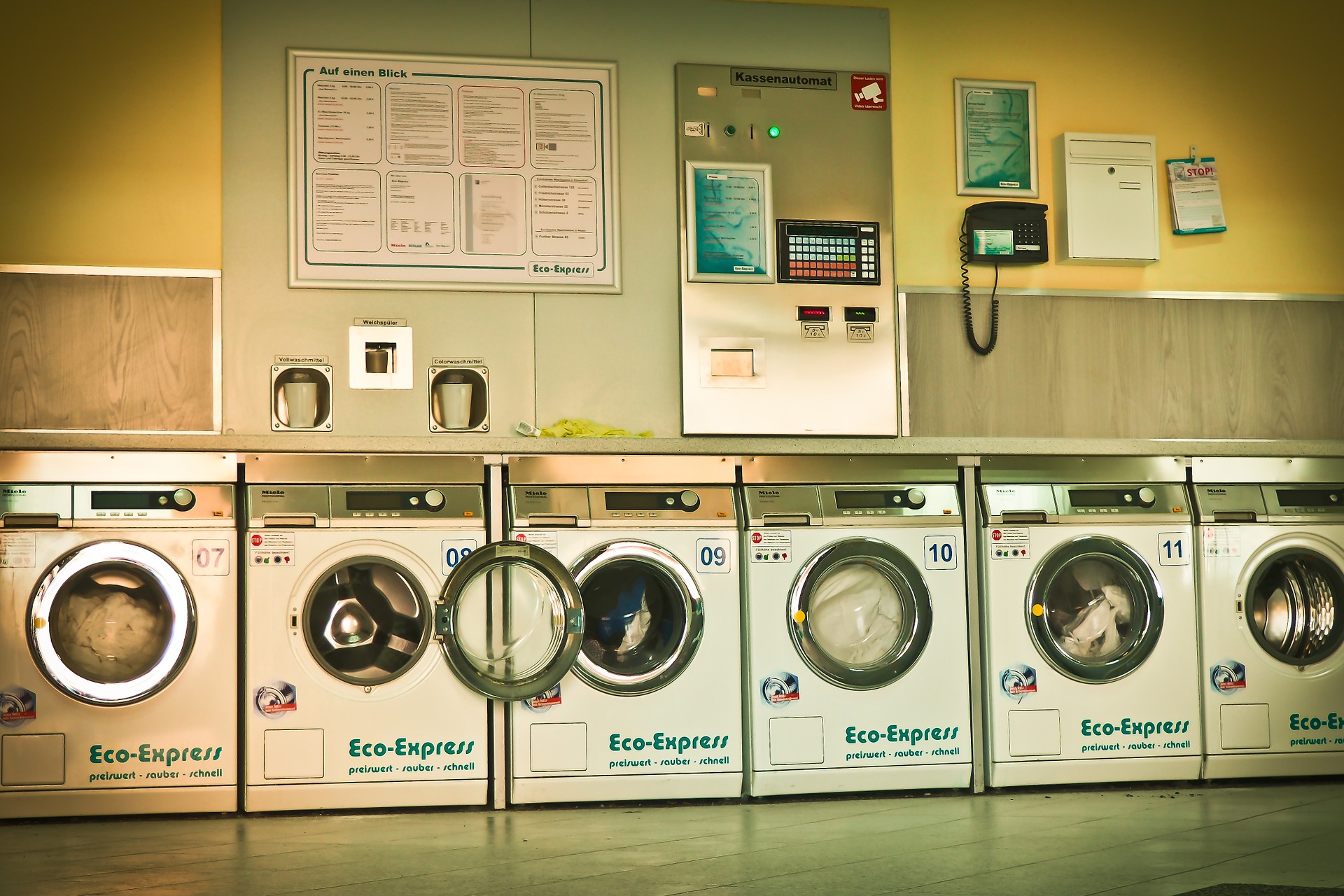 Waschmaschinen stehen in einem Waschsalon. 