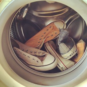 Schuhe in einer Waschmaschine.